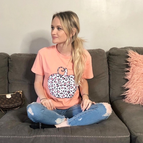 🆕️ Peachy Leopard Pumpkin Print Tee - Picture 7 of 8